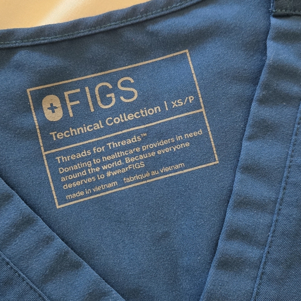 FIGS Catarina One-Pocket Scrub Top in Deep Reef - Picture 4 of 4